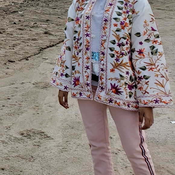 embroided coat - Picture 3 of 8